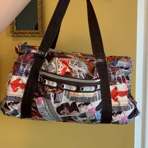 Väska - Säljer den perfekta strandvädkan.🤎