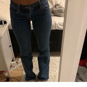 Jeans - Säljer dessa extremt snygga jeans som jag köpt här på Plick. Kommer inte till någon användning då de tyvärr är för korta för mig. (Jag är 175) skriv vid frågor eller intresse💕