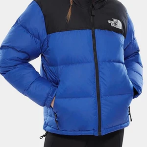 North face jacka  - Skulle vilja sälja så snabbt som möjligt, tänkte inte sälja den så jättedyrt isåfall.💕 Storlek L i barn men är som en Xs i vuxen. Bra skick