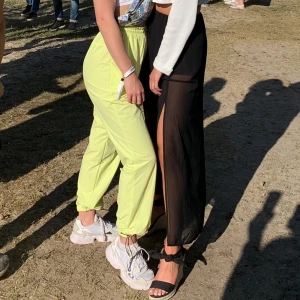 Långkjol - Långkjol från H&M, en kortare underkjol med en överkjol som är lite genomskinlig med slits på båda sidorna! 