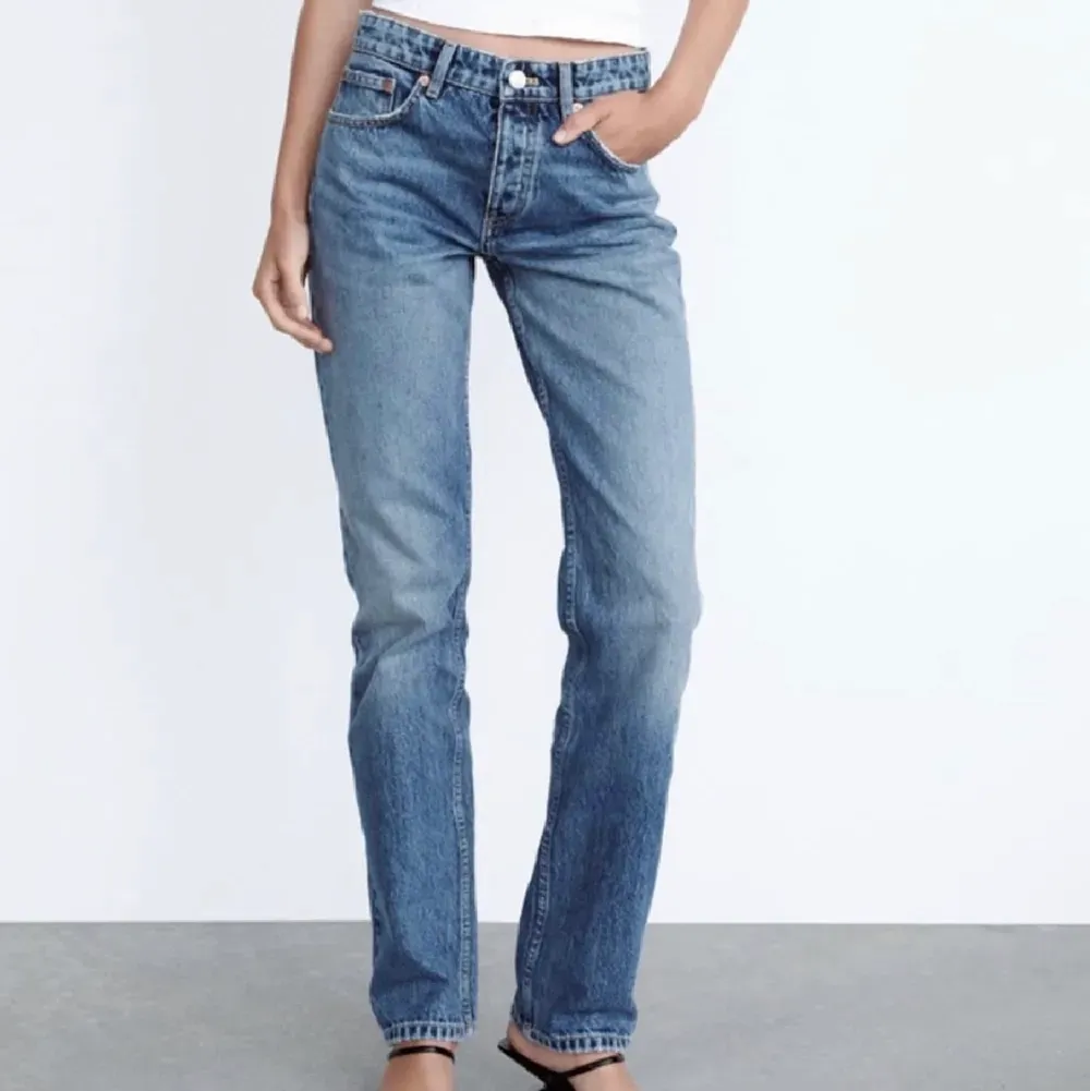 Säljer dessa sjukt snygga och trendiga jeans från Zara som är helt slutsålda på hemsidan! Superbra skick och inga defekter, använda endast fåtal gånger. Jag är själv 161 och dom passar på mig. Säljer ändats vid bra bud!! Skriv vid intresse eller om du vill ha fler bilder(Ledande bud 500kr)🤍🤍. Jeans & Byxor.