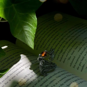 Drakring 🐉 - En unik ring i aluminium och pläterad ståltråd. Blir varken rosa eller grön på fingrarna dina. Valfri färg på pärla!🌹