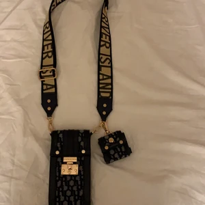 Liten väska! - En telefonväska, med en liten airpods väska till. Den  är helt ny⚡️ De går att ta av bandet, väskan och den lilla väskan till airpodsen.❤️