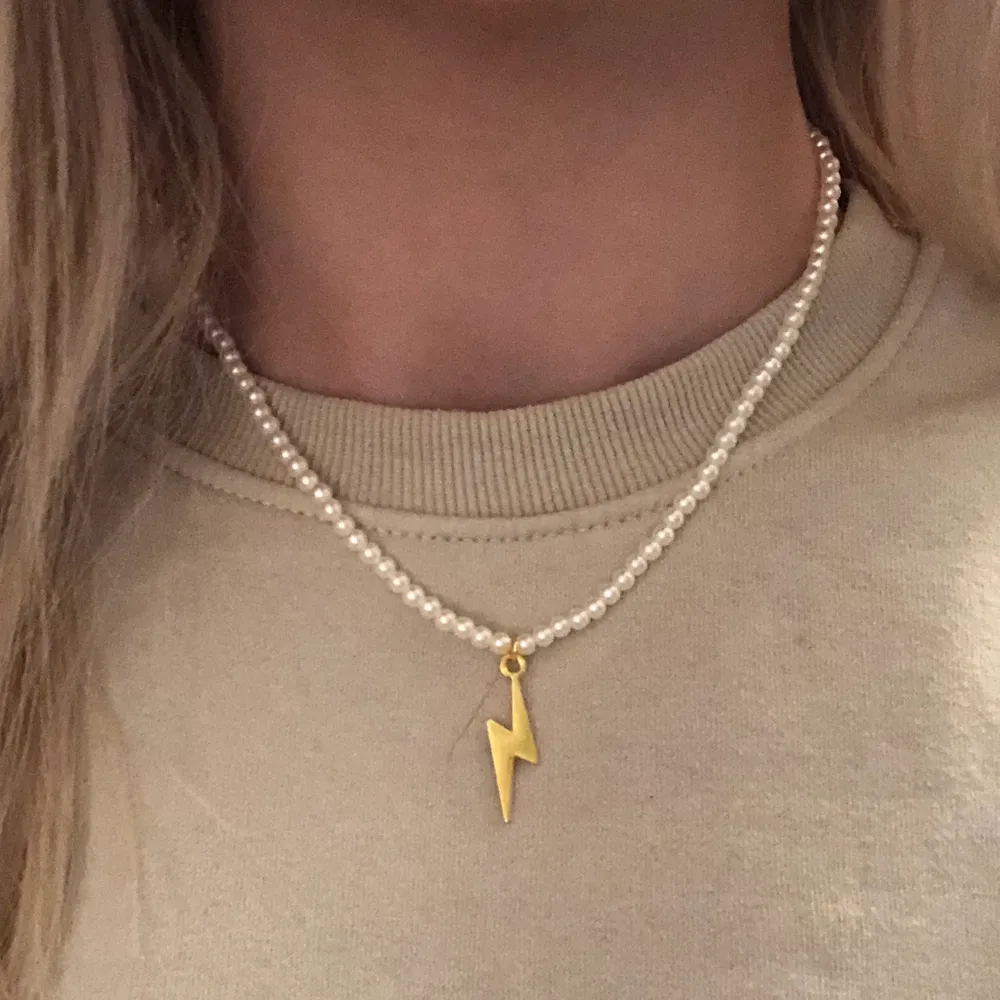 Fint pärlhalsband med en guldig blixtberlock🌟 Har silvriga blixtar också om ni hellre vill ha det:) Kolla in mina andra annonser för fler egengjorda smycken!! Kom gärna även med egna förslag på färg och design🥰 Pris för halsbandet på bilden: 59kr. Frakt tillkommer på 13kr!!. Accessoarer.