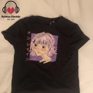 T-shirt med tryck - T-shirt med tryck. Säljs av Rytmus Stockholms Elevkår, alla kläder som säljs har skänkts utav elever på Rytmus och de pengar som samlas in från klädinsamlingen ges oavkortat till WWF. Ta chansen och köp fina kläder second hand och bidra på samma gång till att bevara miljön!
