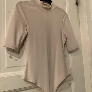 Body från HM/ storlek S - En body som är köpt i HM, storlek S. Endast använd 1 gång. Väldigt fint och prydligt material. 