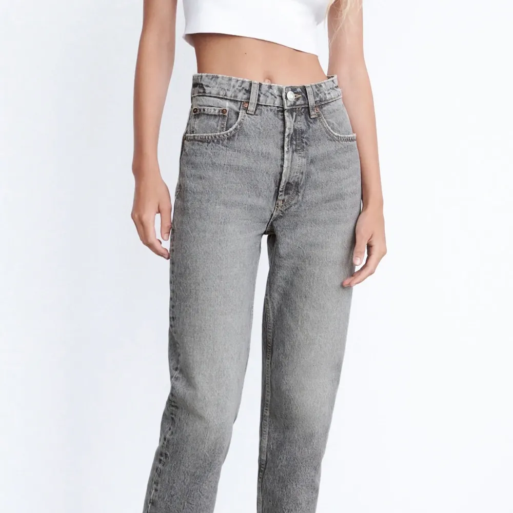 Jättefina grå straight från Zara❤️ aldrig använda i storlek 36 köpta för 299kr, säljer då dem är förstorare.. Jeans & Byxor.