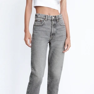 Zara jeans -  Jättefina grå straight från Zara❤️ aldrig använda i storlek 36 köpta för 299kr, säljer då dem är förstorare.