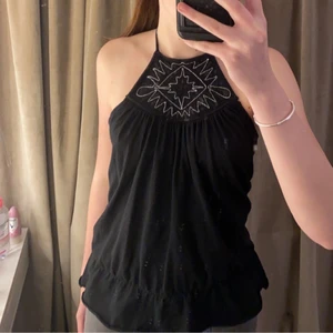 Svart vintage tröja - En svart vintage tröja från ett märke som heter brooker. Den är storlek M men skulle mer säga att den är storlek S