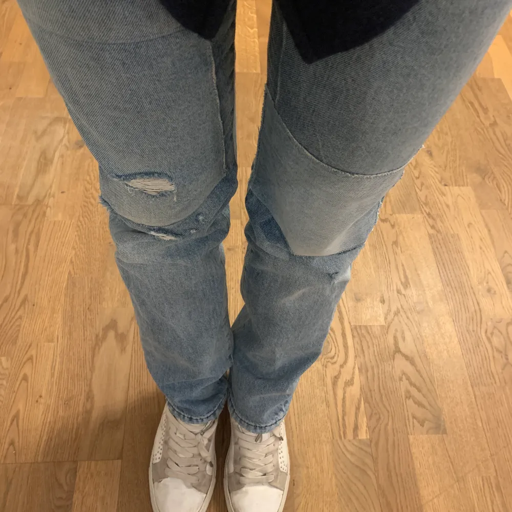 Funderar på att sälja min absoluta favorit jeans som jag tyvärr börjar tröttna lite på men säljer endast vid bra pris🙌🏾 Det är mina skitsnygga acnejeans i blå konst i str 25/32 men skulle snarare säga att de passar en 26alt37/32💕 nypriset på dessa jeans som knappt går att få tag på längre är 3000❣️ . Jeans & Byxor.