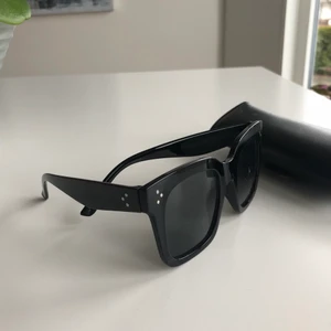 Solglasögon  - Snygga solglasögon, inte äkta. Aldrig använt 