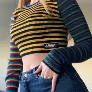 Multicolor-tröja, ”unif” inspirerad - Köpt ny för många år sedan, minns tyvärr inte varifrån. Är inte äkta UNIF. Aldrig(!!) använd- enbart testad- nyskick alltså! Sjukt cool och bekväm! Väldigt stretchig och välgjord! Passar XS-M skulle jag tro! Jag är själv 36/38/S! 😊  Köparen står för frakten!