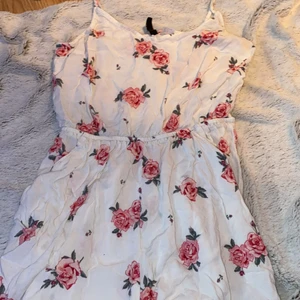 Blommig jumpsuit  - Blommig jumpsuit storlek 36 lite tight över brösten men annars jätte fin