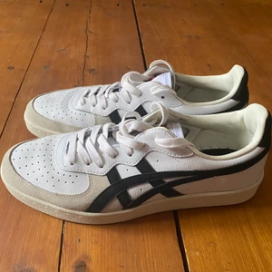 Säljer ett par skor köpta på Secondhand❤️ - Säljer mina skor köpta på secondhand, de liknar Adidas Samba💜 de är i storlek 42,5, har aldrig använt själv då det är lite för små, när jag köpte de så sa det även att det var oanvända💕