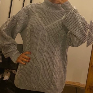 Stickad tröja  - 💘 Stickad tröja i grått som kan dras ner som på bilderna men även dra upp så den ser kortare ut, 80 kr exklusive frakt 💘