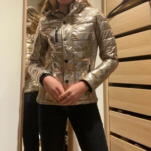 Guldig skidjacka - Säljer min skitsnygga skidjacka från superdry. Den är knappt använd och är i nyskick. Storlek 38 men skulle säga att den passar även mindre