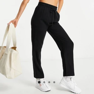 Linnebyxor - Svart linnebyxa från Asos, använt fåtal gånger. Det är storlek 36 men kan nog även passa 34 och 38.:)