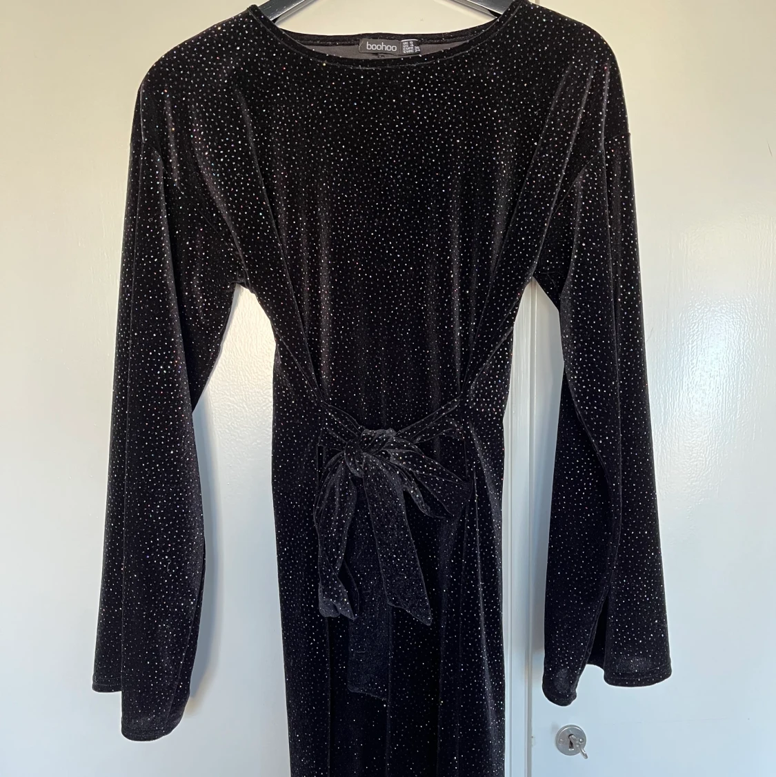 Glittrig miniklänning - 90