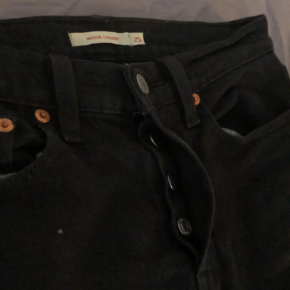 Ett par riktigt snygga Levis jeans. Dom är lite korta på mig som är 1,62 men är också lite korta i typen✨ . Jeans & Byxor.