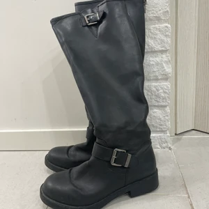 Stövlar  - Svarta stövlar går under knäna. Köparen står för frakten. 