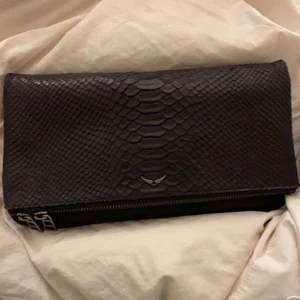 Zadig väska  - Säljer min jättefina Zadig väska! Den är pyttelite sliten men inget man tänker på! Kom privat om du har frågor och för fler bilder! Båda kedjorna kommer med! Det är en gammal och unik design! Budgivning sker vid flera intresserade! (Köpare står för frakt)💓💞 