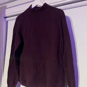 Vinröd stickad tröja från Only i fint skick, endast använd 1 gång. Normal mot lite tajatare passform i storlek M