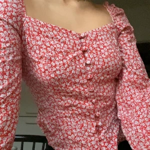 Blus från ASOS - Strl 34/36. Otroligt fin och somrig topp med puffärmar och kantig urringning både fram och bak 💕 Kan mötas upp i Göteborg eller posta! 💕Betalning via swish och köparen står för frakten📦