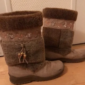 Fluffskor - Så fina skor men tyvärr för stora:(. Väldigt bra skick. Små i storleken passar nog 39-40