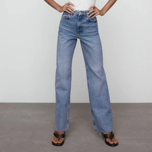 Wide leg jeans Zara - Säljer de vida jeansen från Zara i strl 32 men skulle passa 34, i jättefint skick, går ner till fötterna på mig som är 173
