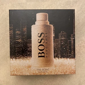 Hugo boss parfym - Säljer en helt oanvänd Hugoboss parfym som jag fick i julklapp då jag fick en annan redan säljer jag denna då jag inte kommer använda den. Kan tyvärr inte heller lämna tillbaks då det inte går. Det finns en parfym med 50ml och en deodorant i 75ml Köpt den för 790kr(värde på 995) och säljer för 650:) priset går att diskutera 