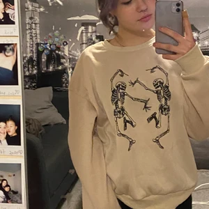 beige Sweatshirt  - helt oanvänd sweatshirt, köpte för 109kr, jätte fin och passar bra! bara inte min stil:) det är storlek L men sitter som en M. (Jag är 1,58cm)