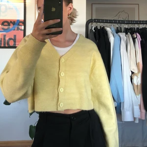 Gul kofta  - En croppad kofta i gul. Använd endast ett fåtal gånger. (Köpare står för frakten)