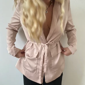 ROSA KAVAJ - dustypink kavaj med midje skärp. Bra skick