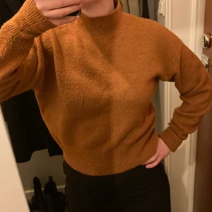 Rostfärgad tröja från & Other Stories - Jättemjuk och skön tröja. Långa ärmar som är fina att vika upp också. Är rätt stor i storleken så passar även S/M som jag själv har. Är roströd i färgen, litevvarmare och mindre gul än på bilderna.