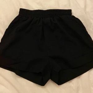  Shorts  - Säljer dessa svarta shortsen för att de bara har kommit till användning 2 gånger, de är köpta på shein i somras💗 storlek S passar också xs💗