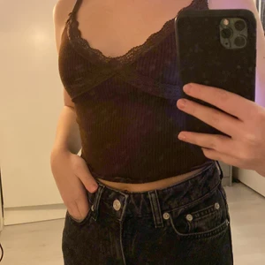 Topp - Säljer denna topp ifrån H&M den är använd ca 5-6 gånger💗 den är super fin men den är tyvärr för liten för mig nu💗 storlek xs 