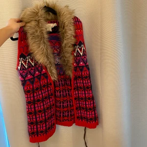 H&M VÄST - ”Jul” väst från H&m. Storleken S men passar flera storlekar. Finns ett brunt band som man kan knyta runt💖