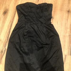 Cocktails klänning Svart - Sitter som en smäck för dig med smal midja och mindre byst.