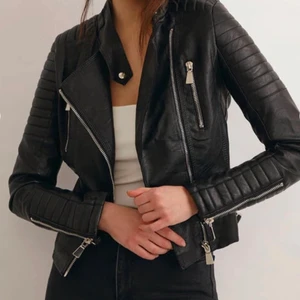 Skinnjacka - Svart skinnjacka från chiquelle. Använd en vårsäsong men i bra skick. Liten söm som har gått upp på insidan, men inget som påverkar jackan eller utseendet då man inte ser det. (Lånade bilder)