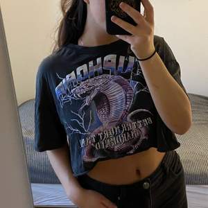 Svart lössittande Crop Top med orm tryck och ”EUPHORIA” text. Jätte fin men har enbart använt den Max 2-3 gånger. Perfekt till sommaren 😻💕