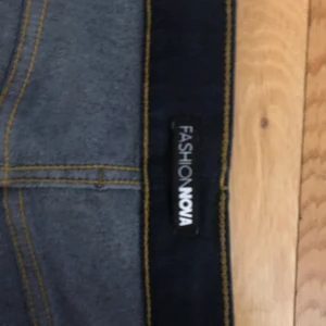 Fashion nova jeans  - Köpta på fashion nova, användt Max 2 gånger. OBS! Lång modell , dom är ganska så långa nere vid fötterna (175cm ungefär) Gummi midja, kan passa till M,L och XL