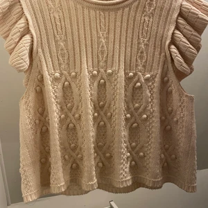 Zara tröja - Säljer min fina stickade tröja från zara pgv att jag inte har användning för den! Använd ett fåtal gånger! För frågar och fler bilder kom privat! (Köpare står för frakt)!💓💞