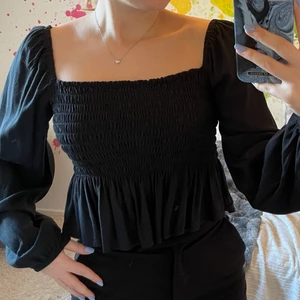 Svart bikbok topp - En svart, långärmad topp från BikBok🖤 supergullig och festlig topp🤍 kan även användas off shoulder!! köpt för ca ett år sedan men knappt använd 