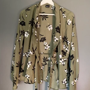 Gina tricot blus - Grön blus från Gina tricot i bra skick💚