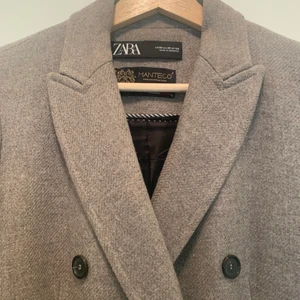 Ullkappa från Zara - Mycket varm och mjuk ullkappa från Zara. Använd fåtalgånger. Storlek XS men passar även en S. Blandning av ull, alpacka och polyester, tidslös design och elegant finish. 