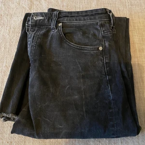 Weekday, svarta Ace jeans - Svarta Ace från Weekday. Storlek 29/34 men avklippta så snarare 30-31 i längd! Jag är 173 cm lång och de passar bra i längd på mig. Använda en del så är snyggt slitna!