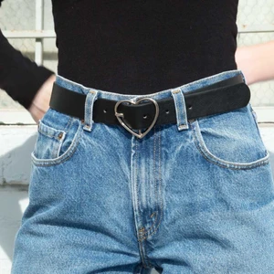 brandy melville bälte - Säljer detta jättefina bälte från brandy melville! Helt oanvänd och i nyskick, köpt för 100kr men säljer det för 60kr + frakt 💗