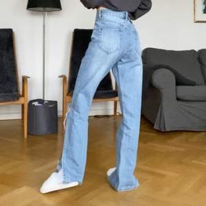 Skitsnygga eftertraktade jeans i storleken 27/32, jag är 164, fraktar för 66kr🖤🖤