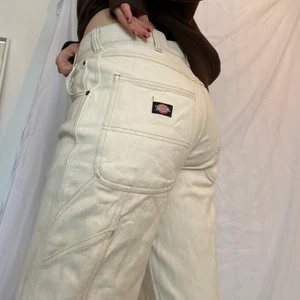 Byxor - Beigea dickies i storlek W33/L32 (jag är 177cm), säljer då de inte kommer till användning. Köptes nya för 500kr, frakt tillkommer💗