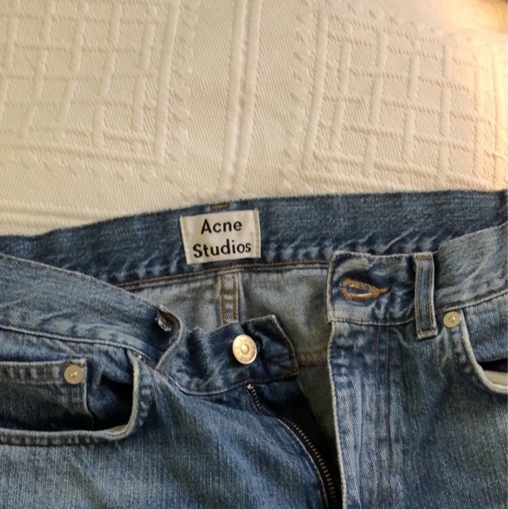 Ett par acne jeans i storlek xs/s🤠. Jeans & Byxor.